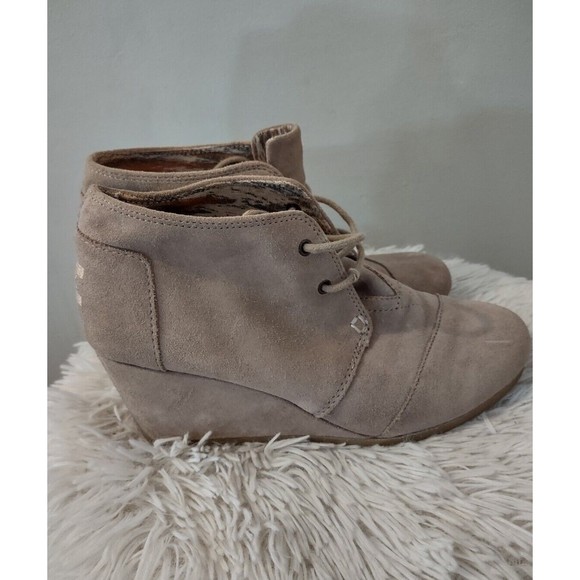TOMS Wedge Booties Size 8 Womens Tan Suede Comfort Lace up Ankle Boot Leather - Picture 1 of 9
